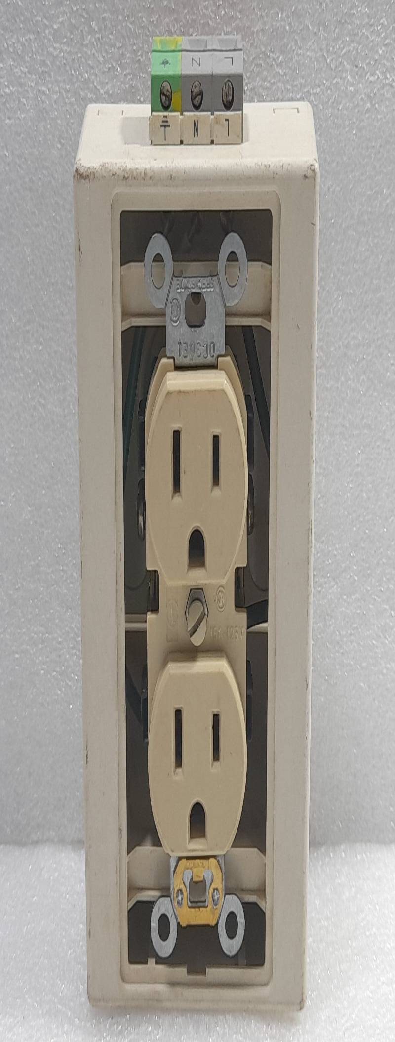 PHOENIX CONTACT 5600461 Socket 125VAC 15A EM-DUO 120/15