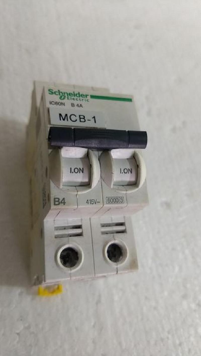 SCHNEIDER ELECTRIC IC60N-B-4A CIRCUIT BREAKER