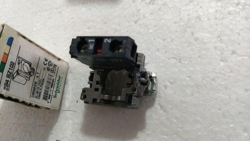 Schneider Contacts lock ZB4BZ102