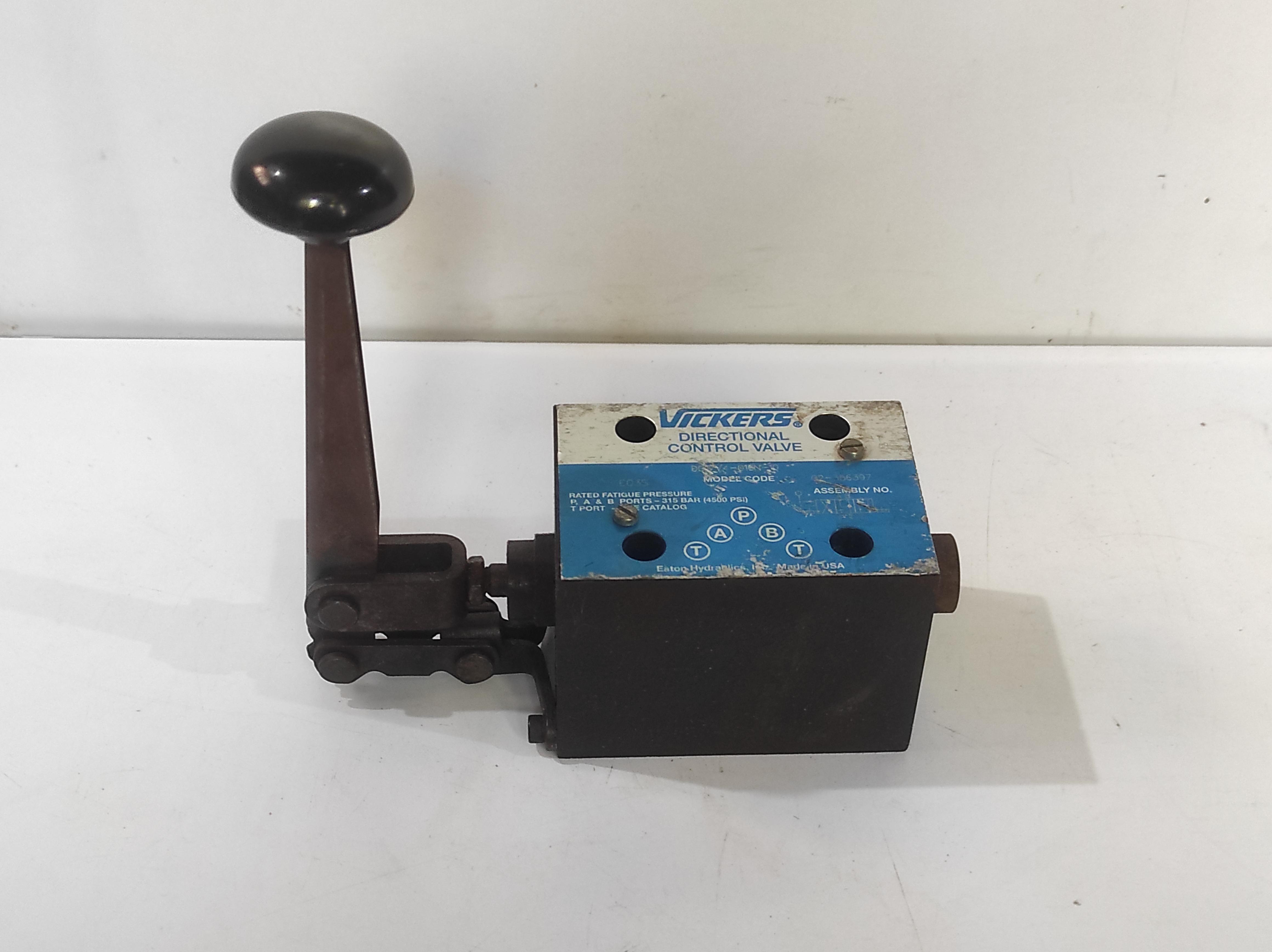 Vickers DG17V4-016N-10 Hydraulic Directional Control Hand Lever Valve 02-356397