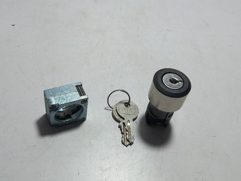 Siemens 3SB35004BD01 Key Operated Switch